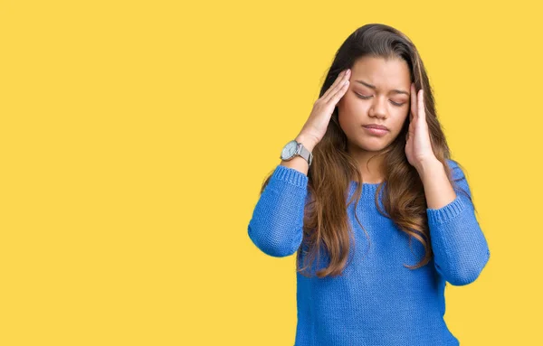 上青いセーターを着ている若い美しいブルネットの女性は頭の頭の中の痛みのために手でバック グラウンドを分離したストレス 片頭痛に苦しんでいます — ストック写真