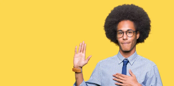 アフロの髪を着て 若いアフリカ系アメリカ人ビジネスマンは眼鏡 Swearing 忠誠の宣誓を作る胸とひら — ストック写真