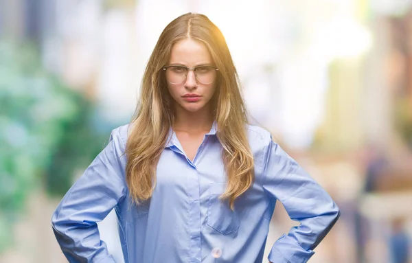 Ung Vacker Blond Affärskvinna Bär Glasögon Över Isolerade Bakgrund Skeptiker — Stockfoto