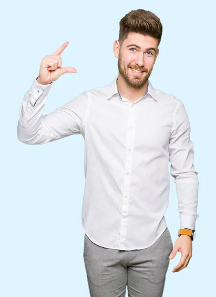 Junger Gutaussehender Geschäftsmann Lächelt Und Gestikuliert Selbstbewusst Mit Den Fingern — Stockfoto