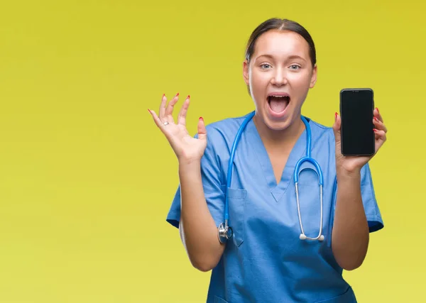 Joven Mujer Médica Caucásica Mostrando Smarpthone Sobre Fondo Aislado Muy — Foto de Stock