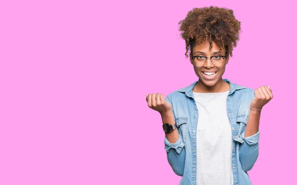 Mooie Jonge African American Vrouw Het Dragen Van Bril Geïsoleerde — Stockfoto