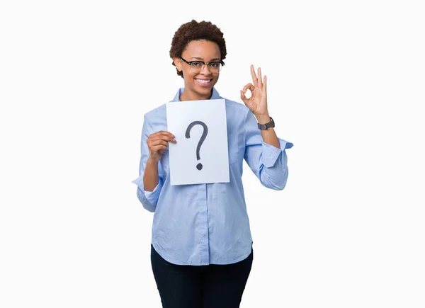 Giovane Donna Afroamericana Possesso Carta Con Punto Interrogativo Sfondo Isolato — Foto Stock