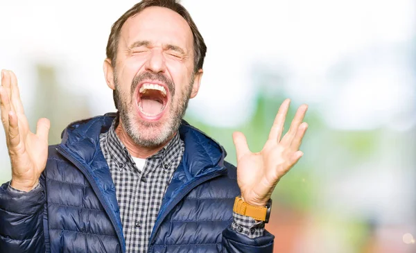 Homem Bonito Meia Idade Vestindo Casaco Inverno Celebrando Louco Louco — Fotografia de Stock