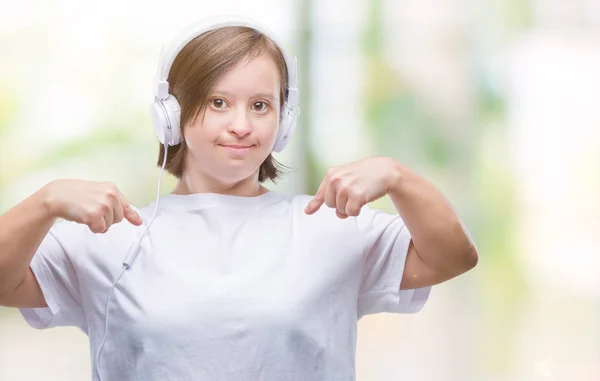 Młoda Kobieta Dorosłych Zespołem Downa Noszenia Słuchawek Białym Tle Patrząc — Zdjęcie stockowe