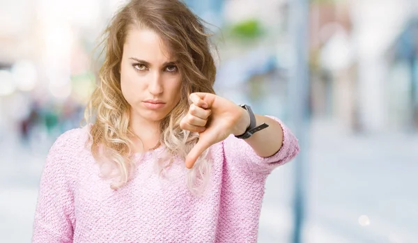 Vacker Ung Blond Kvinna Över Isolerade Bakgrund Ser Missnöjda Och — Stockfoto