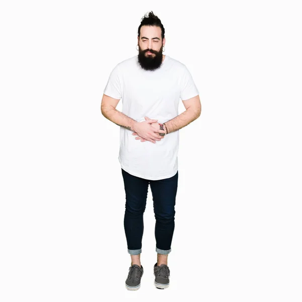 Uzun Saç Sakal Çünkü Mide Üzerinde Ile Rahat Beyaz Shirt — Stok fotoğraf