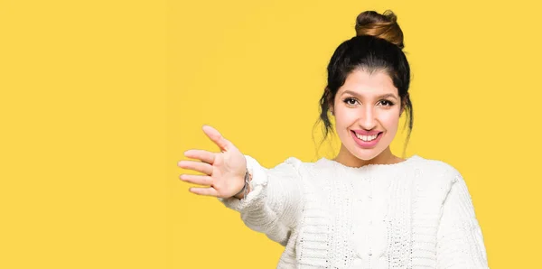 Mujer Hermosa Joven Vistiendo Suéter Invierno Mirando Cámara Sonriendo Con — Foto de Stock