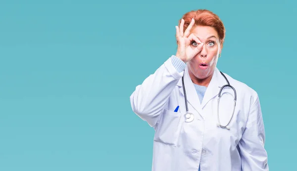 Mujer Médica Caucásica Mayor Vistiendo Uniforme Médico Sobre Fondo Aislado — Foto de Stock