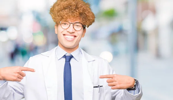 Jonge Knappe Wetenschapper Man Met Bril Zoek Vertrouwen Met Glimlach — Stockfoto