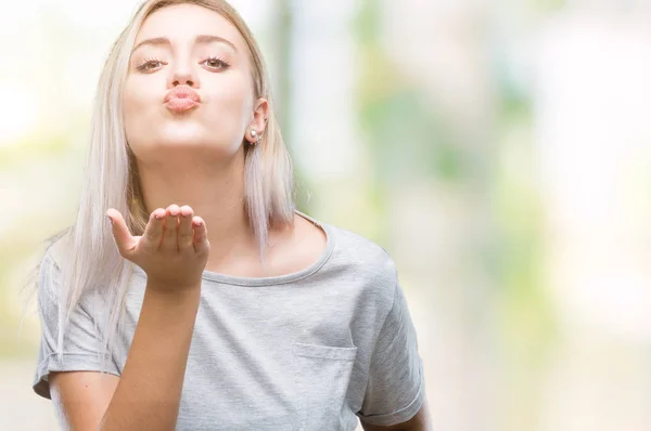 Young Blonde Woman Isolated Background Looking Camera Blowing Kiss Hand — Stock Photo, Image