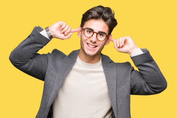 Mladí Obchodní Muž Nosí Brýle Izolované Pozadí Úsměvem Tahání Uši — Stock fotografie