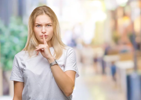 Mujer Caucásica Joven Sobre Fondo Aislado Pidiendo Estar Tranquilo Con —  Fotos de Stock