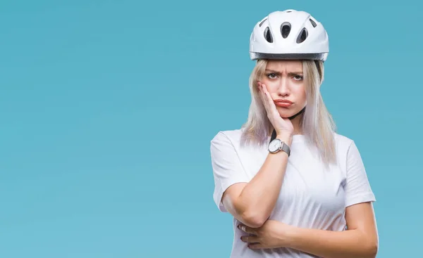 Jovem Loira Usando Capacete Segurança Ciclista Sobre Fundo Isolado Pensando — Fotografia de Stock