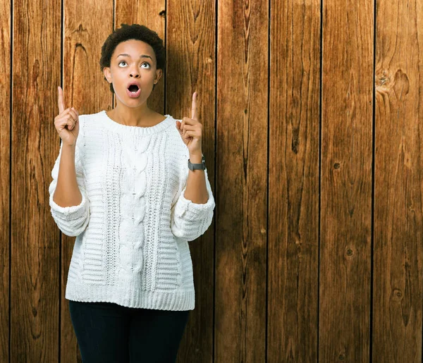 Beautiful Young African American Woman Wearing Sweater Isolated Background Amazed — Stock Photo, Image