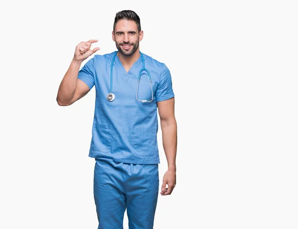 Bello Giovane Medico Chirurgo Uomo Sfondo Isolato Sorridente Fiducioso Gesticolando — Foto Stock