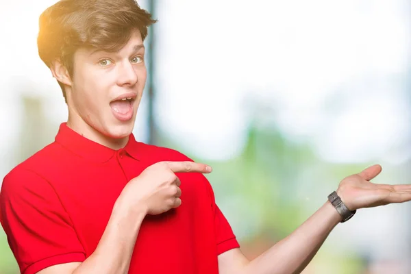 Joven Hombre Guapo Con Camiseta Roja Sobre Fondo Aislado Sorprendido —  Fotos de Stock