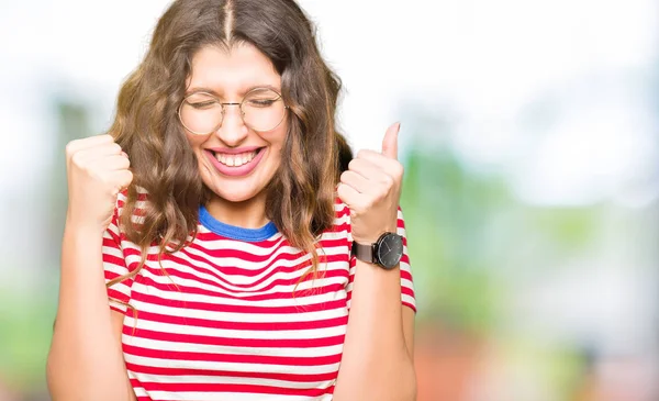 Giovane Bella Donna Con Gli Occhiali Eccitati Successo Con Braccia — Foto Stock