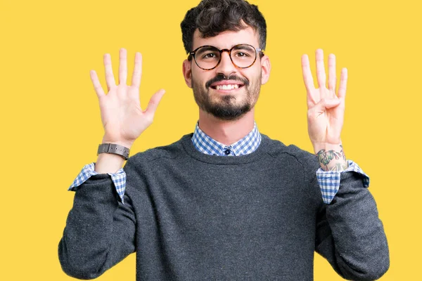 Joven Hombre Inteligente Guapo Con Gafas Sobre Fondo Aislado Mostrando —  Fotos de Stock