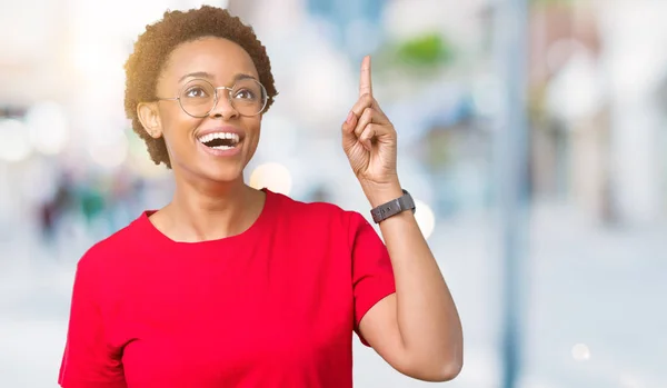 Vackra Unga Afroamerikanska Kvinnan Bär Glasögon Över Isolerade Bakgrund Pekande — Stockfoto