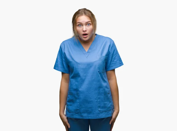 Unga Kaukasiska Sjuksköterska Kvinna Bär Kirurg Uniform Över Isolerade Bakgrund — Stockfoto