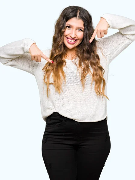 Mujer Hermosa Joven Vistiendo Suéter Blanco Mirando Confiado Con Sonrisa — Foto de Stock