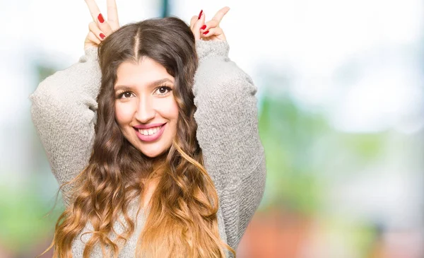 Joven Hermosa Mujer Con Vestido Invierno Posando Divertido Loco Con — Foto de Stock