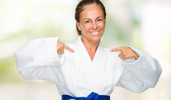 Mulher Adulta Meia Idade Usando Uniforme Quimono Karatê Sobre Fundo — Fotografia de Stock