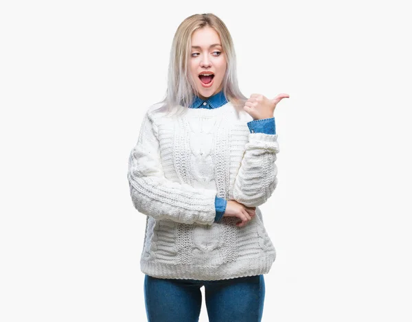 Junge Blonde Frau Trägt Winterpullover Über Isoliertem Hintergrund Lächelt Mit — Stockfoto