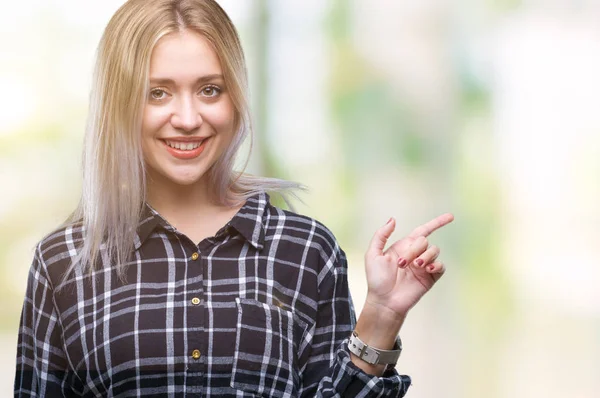 Mujer Rubia Joven Sobre Fondo Aislado Con Una Gran Sonrisa —  Fotos de Stock