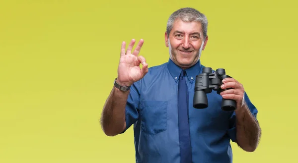 Schöner Älterer Mann Der Durch Ferngläser Über Isolierten Hintergrund Schaut — Stockfoto