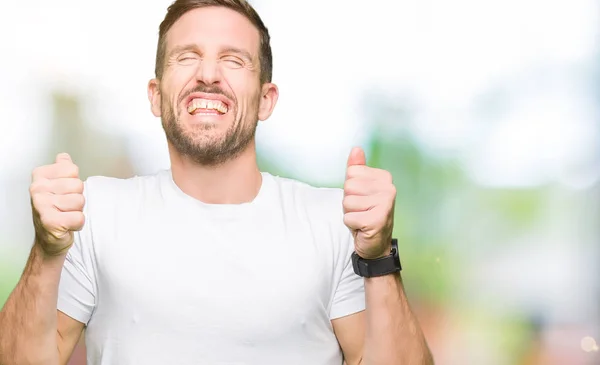 Gutaussehender Mann Legerem Weißen Shirt Mit Erhobenen Armen Der Den — Stockfoto