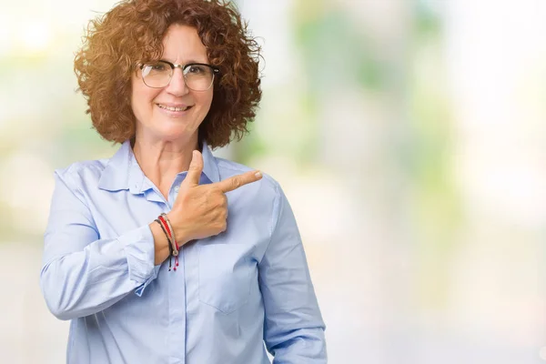 Schöne Seniorin Mittleren Alters Geschäftsfrau Mit Brille Über Isoliertem Hintergrund — Stockfoto