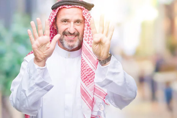Старший Арабський Чоловік Носить Кефій Над Ізольованим Тлом Показуючи Вказуючи — стокове фото