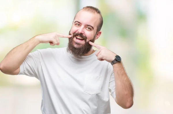年轻的高加索嬉皮士男子穿着休闲 T恤在孤立的背景微笑自信显示和指向用手指的牙齿和嘴 健康理念 — 图库照片