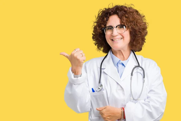 Środkowy Ager Starszy Lekarz Kobieta Białym Tle Uśmiechnięty Szczęśliwy Twarz — Zdjęcie stockowe