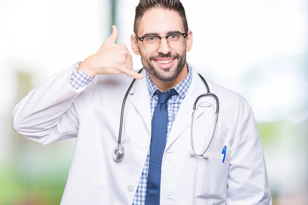 Bello Giovane Medico Sfondo Isolato Sorridente Facendo Gesto Telefonico Con — Foto Stock