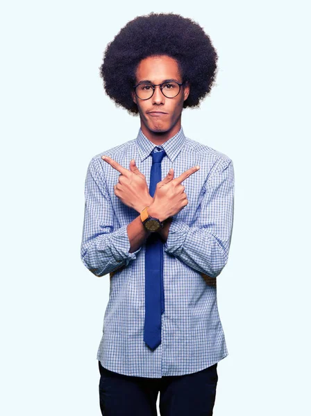Fiatal Afro Amerikai Üzletember Afro Haj Visel Szemüveget Mutatva Hogy — Stock Fotó
