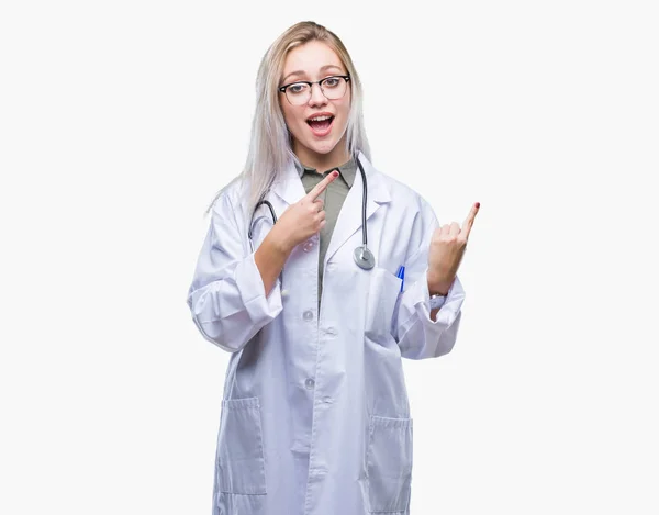 Jonge Blonde Dokter Vrouw Geïsoleerde Achtergrond Glimlachen Kijken Naar Camera — Stockfoto