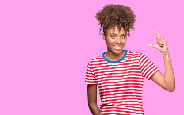 Güzel Genç Afro Amerikan Kadın Izole Arka Plan Gülümseyen Süre — Stok fotoğraf