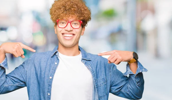 Ung Vacker Man Med Afro Hår Glasögon Ser Självsäker Med — Stockfoto