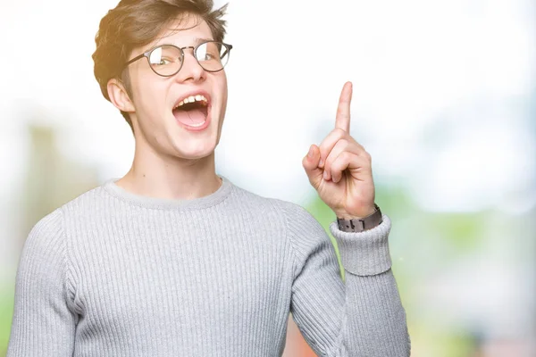 Homem Bonito Jovem Usando Óculos Sobre Fundo Isolado Apontando Dedo — Fotografia de Stock