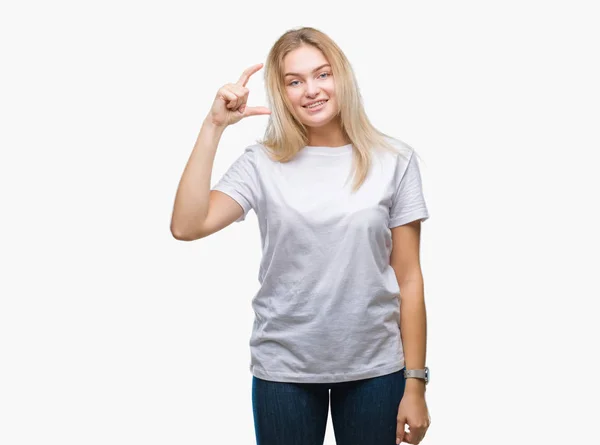 年轻的高加索妇女在孤立的背景微笑和自信手势与手做大小标志与手指 而看和相机 测量概念 — 图库照片