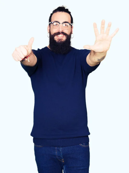 Молодий Хіпстер Довгим Волоссям Бородою Окулярах Показуючи Вказуючи Пальцями Номер — стокове фото