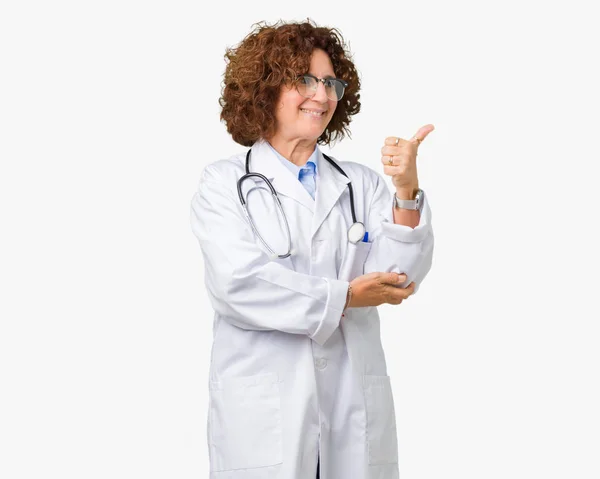 笑ってやって見て誇りに思って 孤立した背景に中間エイガー先輩医師の女性の親指側にジェスチャーを — ストック写真