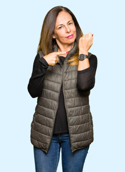 急いで 時計時間 動揺するポインティング および期限遅れの怒っている冬のベストを着て美しい中年女性 — ストック写真