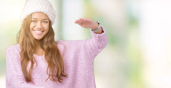 Jovem Bela Mulher Morena Vestindo Suéter Chapéu Inverno Sobre Fundo — Fotografia de Stock