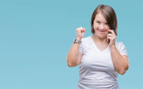 Mujer Adulta Joven Con Síndrome Utilizando Teléfono Inteligente Sobre Fondo — Foto de Stock
