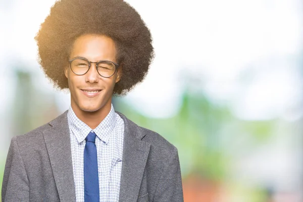 Unga Afroamerikanska Affärsman Med Afro Hår Glasögon Winking Tittar Kameran — Stockfoto