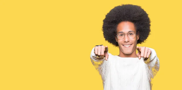 Joven Hombre Afroamericano Con Pelo Afro Usando Gafas Señalándote Cámara —  Fotos de Stock